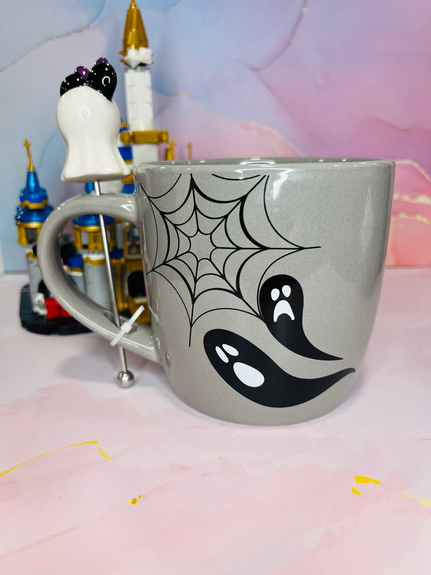 Mug Minnie Fantasma con revolvedor